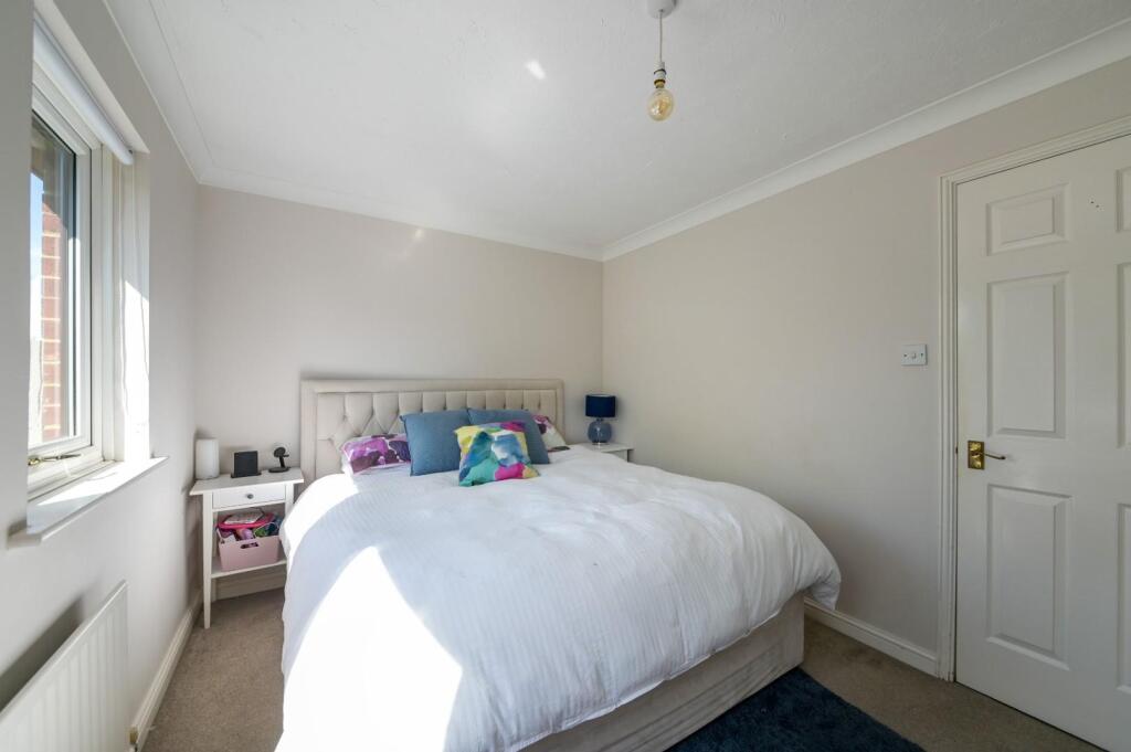 FARRIERS CLOSE,15-41.jpg