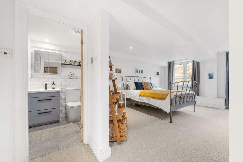 Bedroom 1.jpg