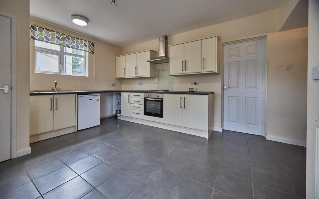 FITTED KITCHEN/DINING ROOM TO REAR