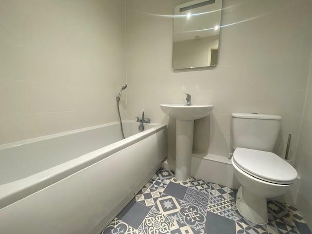 4 Clarendon House bathroom.jpg