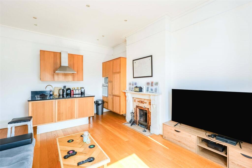Kitchen / Lounge