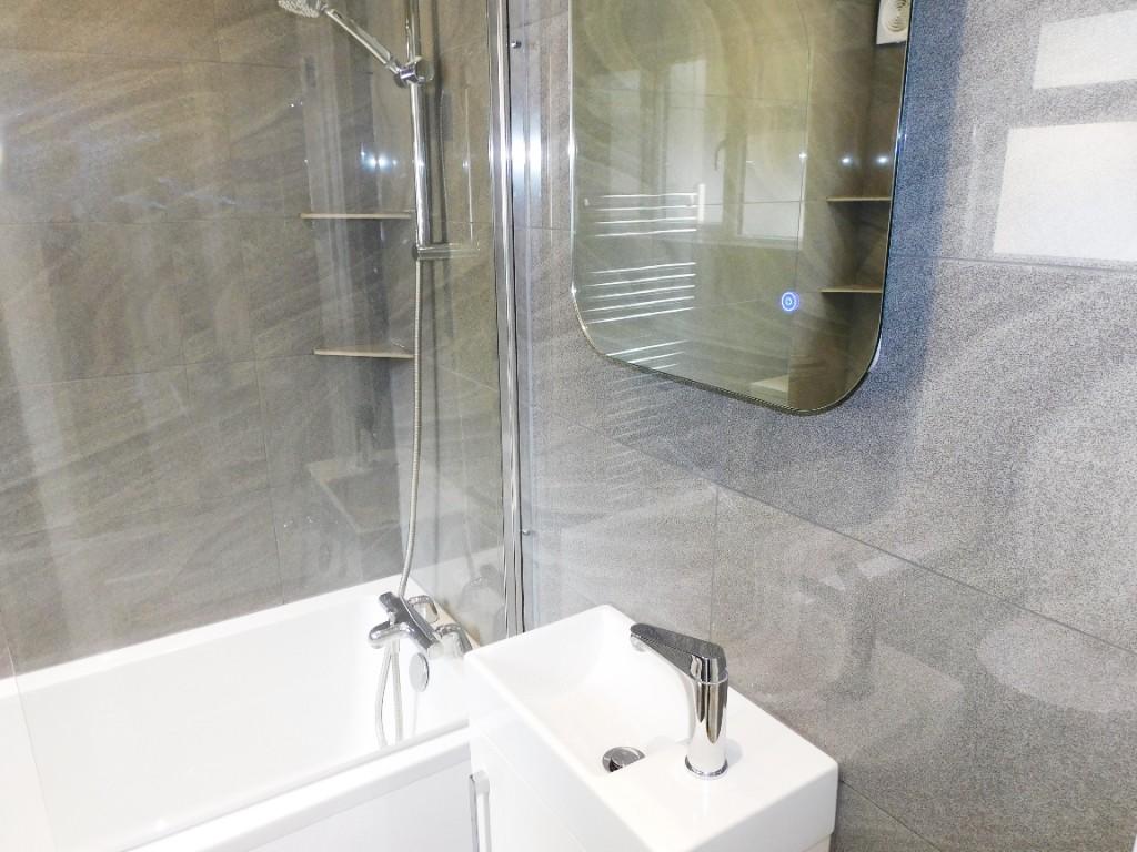 Contemporary Bathr'm