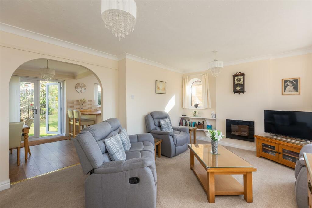 Corbie Way 33 Sitting Room-2.jpg
