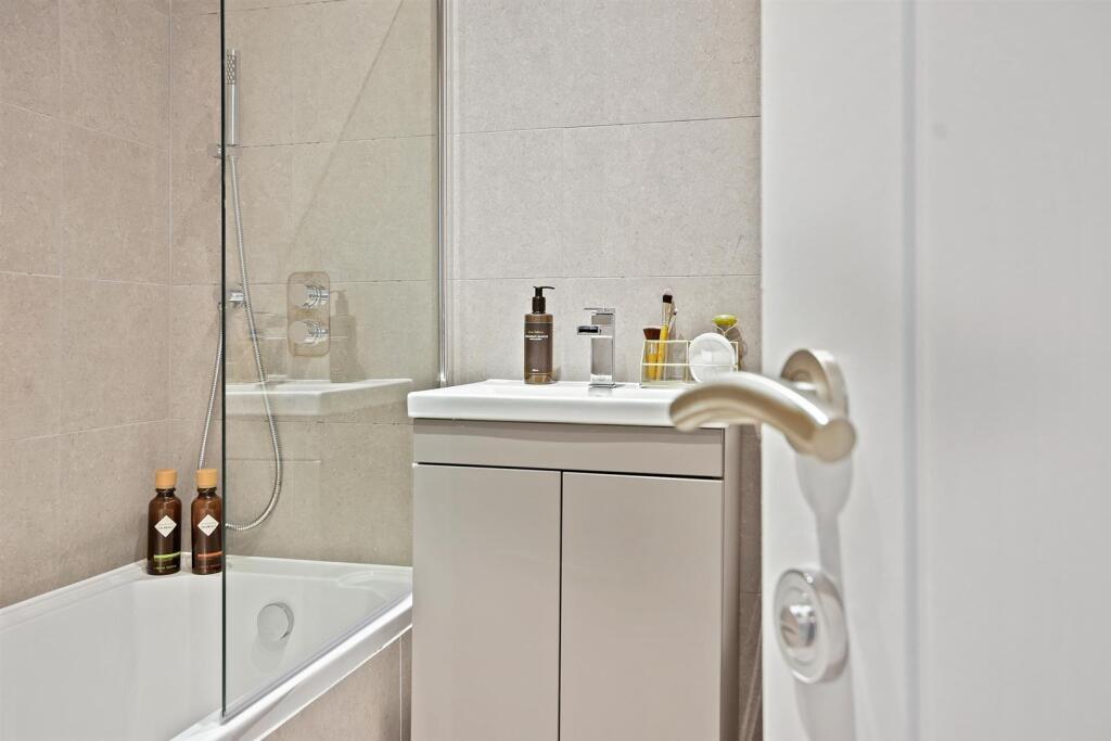 AR - Flat 4, Buckingham Place - L.S - A.jpg