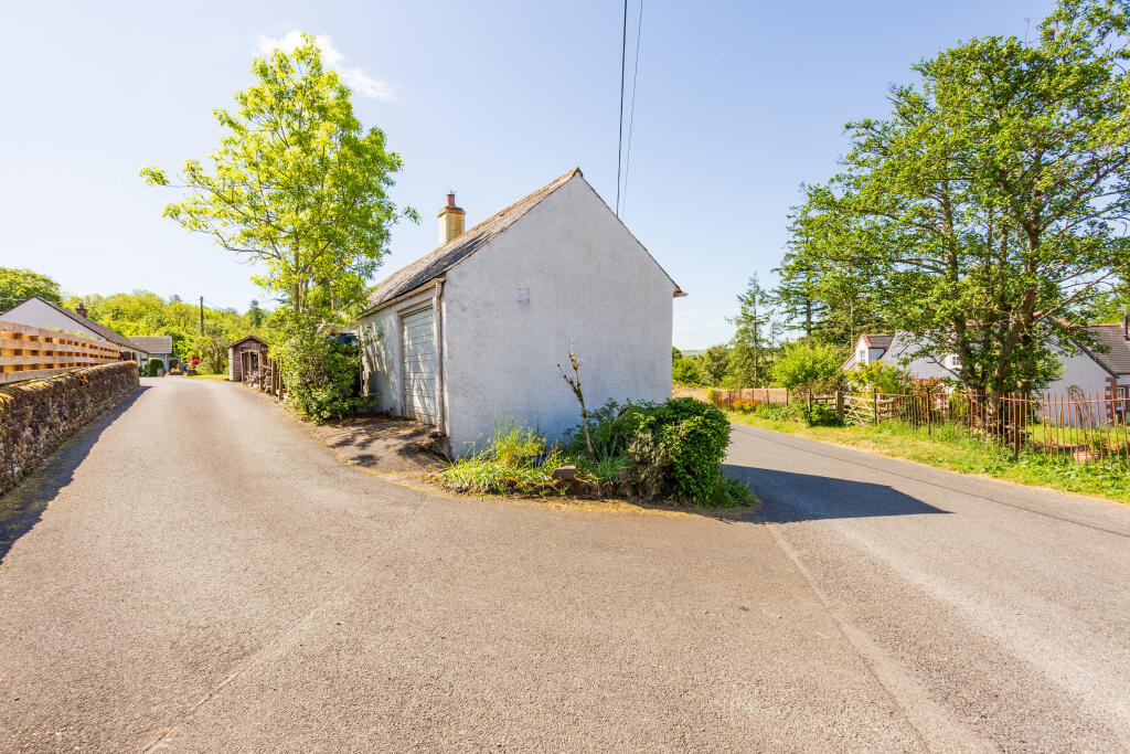 Garage &amp; Rear Garden