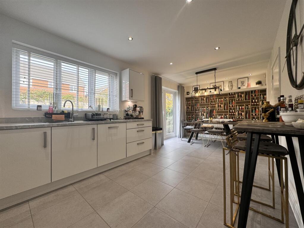 Open plan kitchen / dining