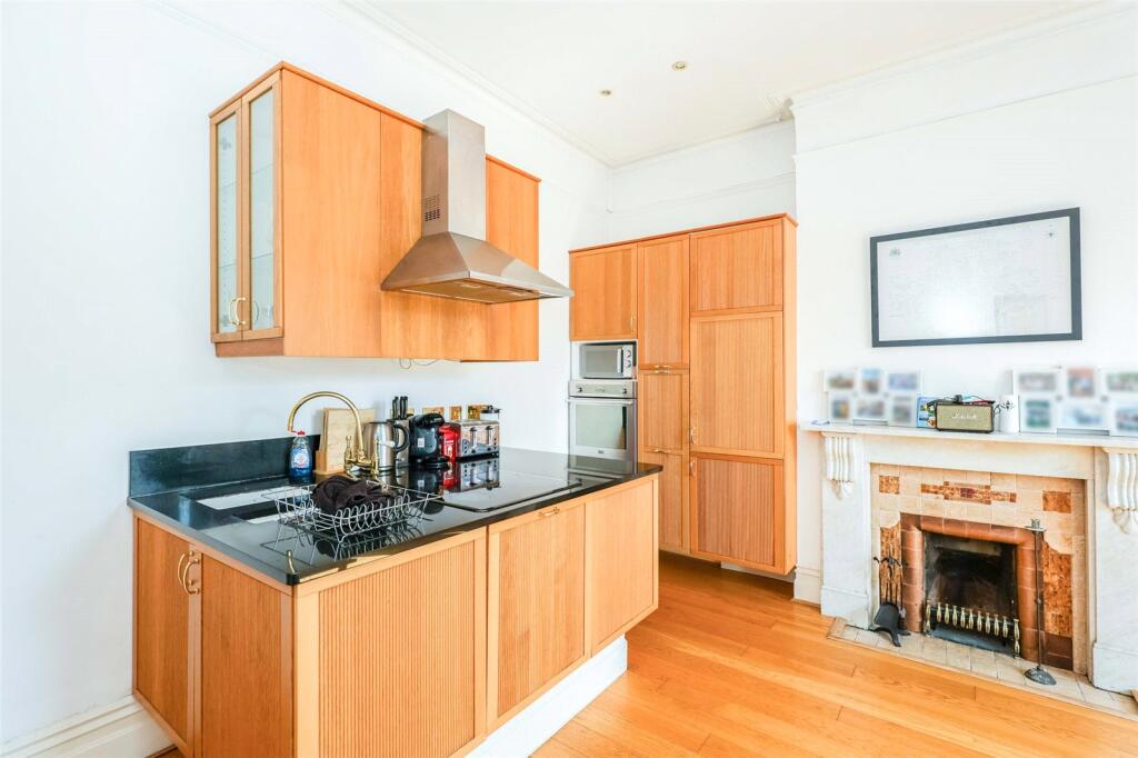 Kitchen / Lounge