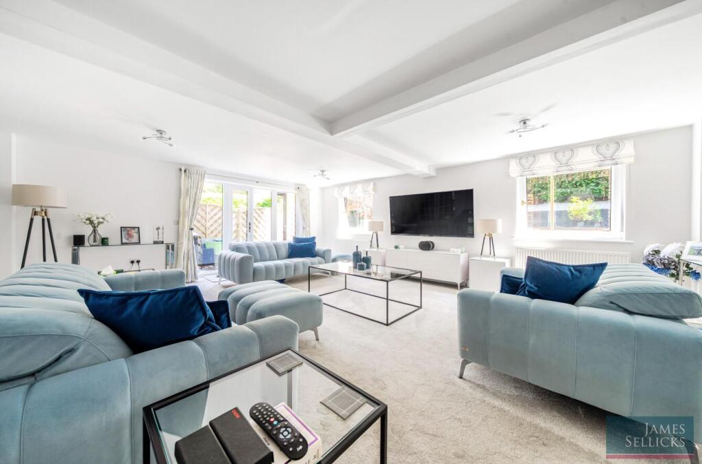 Spacious sitting room