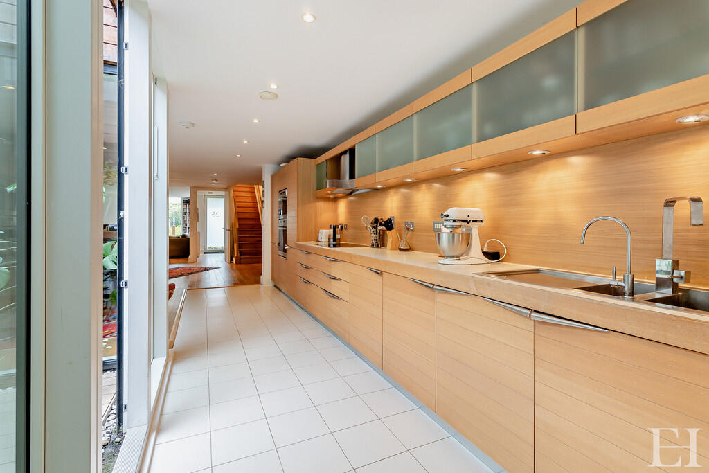 8646083-interiorW...