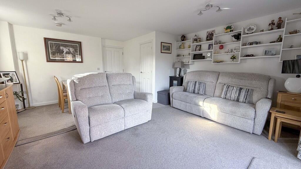 Lounge/dining roo...