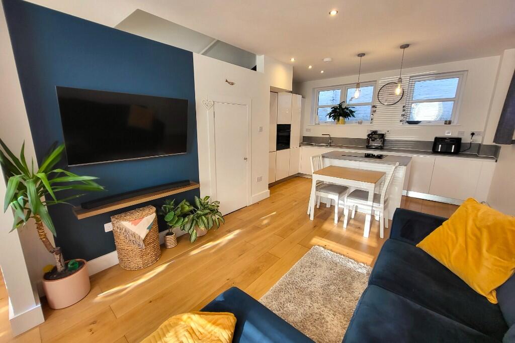 Living &amp; Kitchen (2)