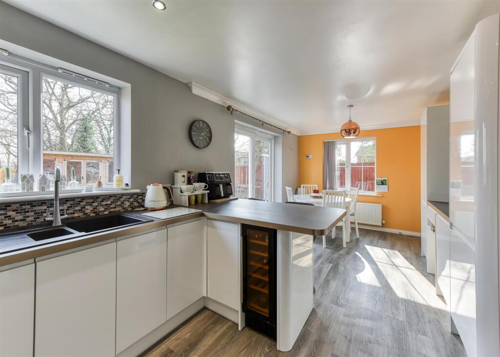 8 Oaklands-Kitchen.jpg