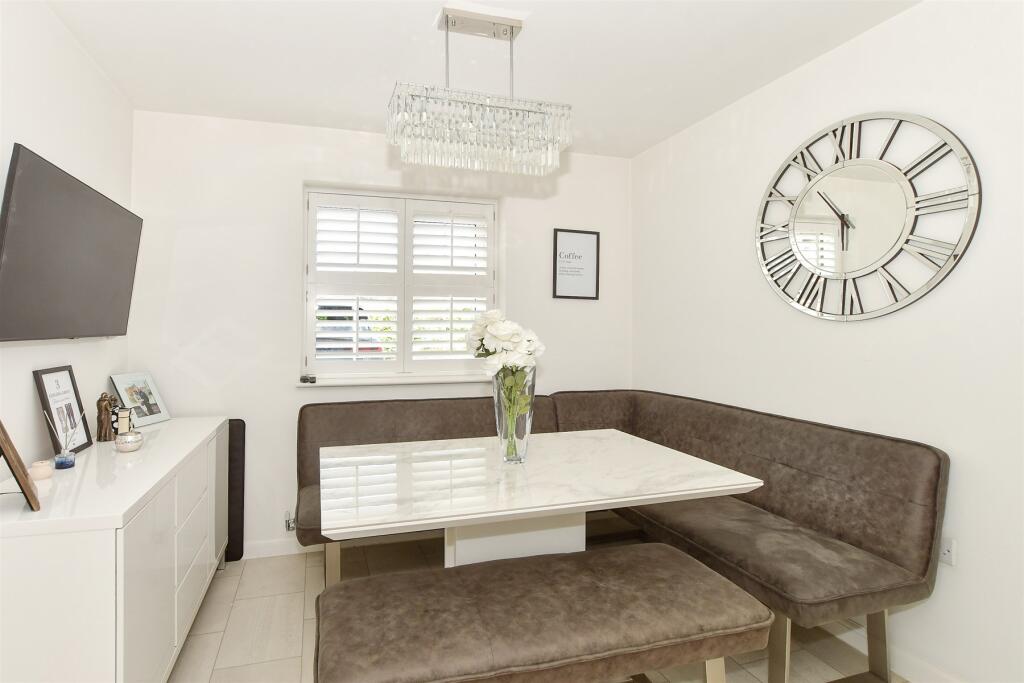 Kitchen/ Dining Room