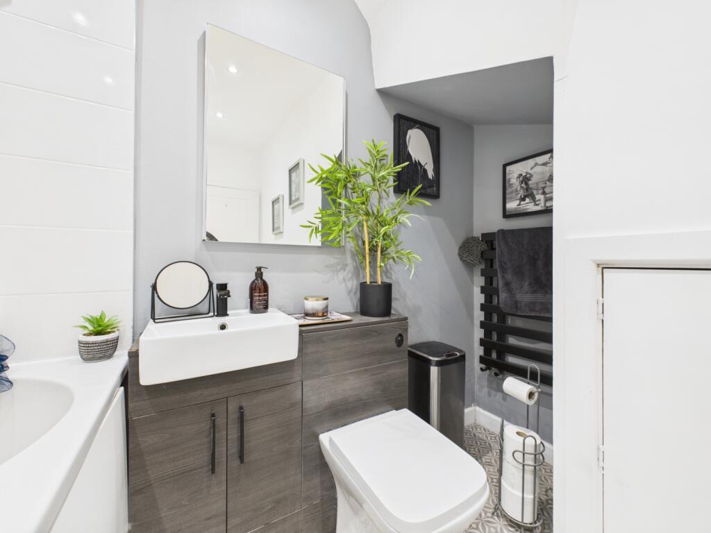 CAM03729G0-PR0189-STILL020