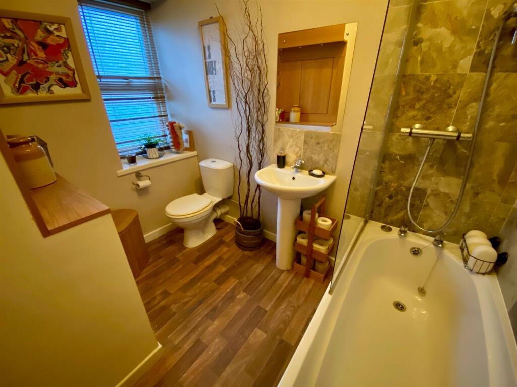 bathroom 1.jpg