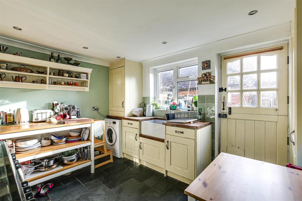 5 Kitchen.jpg