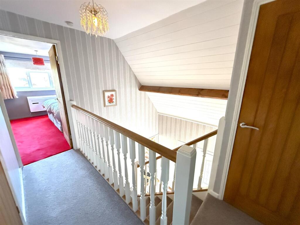 FIRST FLOOR GALLERIED LANDING