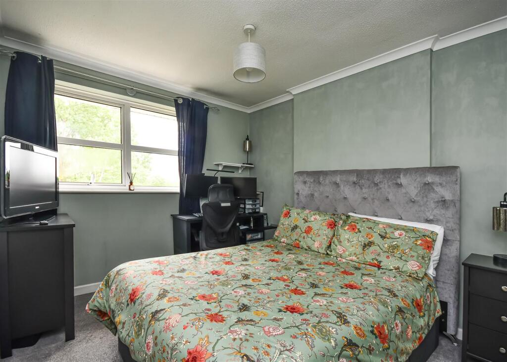 36 The Meadlands-Bedroom 1.jpg