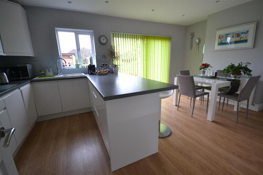 8 Beechcroft kitchen diner 1.JPG