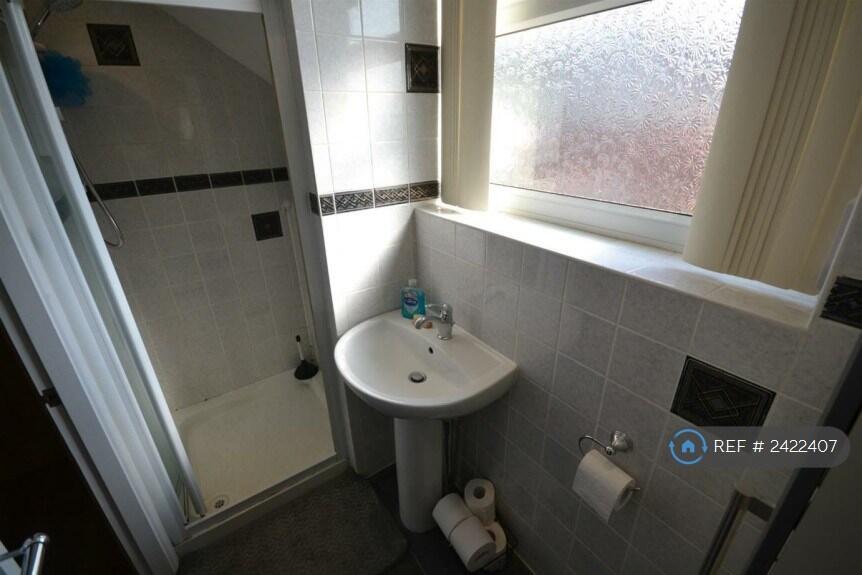 En Suite To Master Bedroom Pic 2