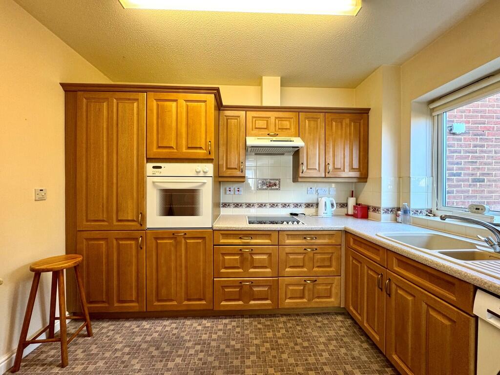 8 Alston Court ki...
