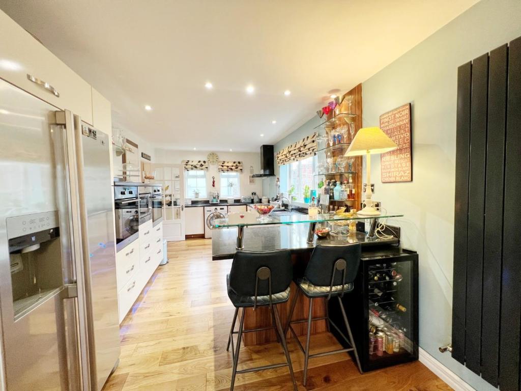 Kitchen pic 1.jpg
