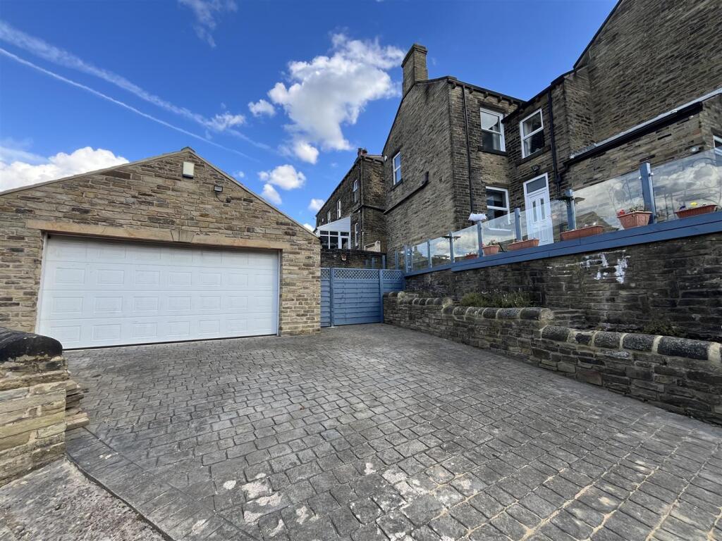 Double Garage &amp; Driveway