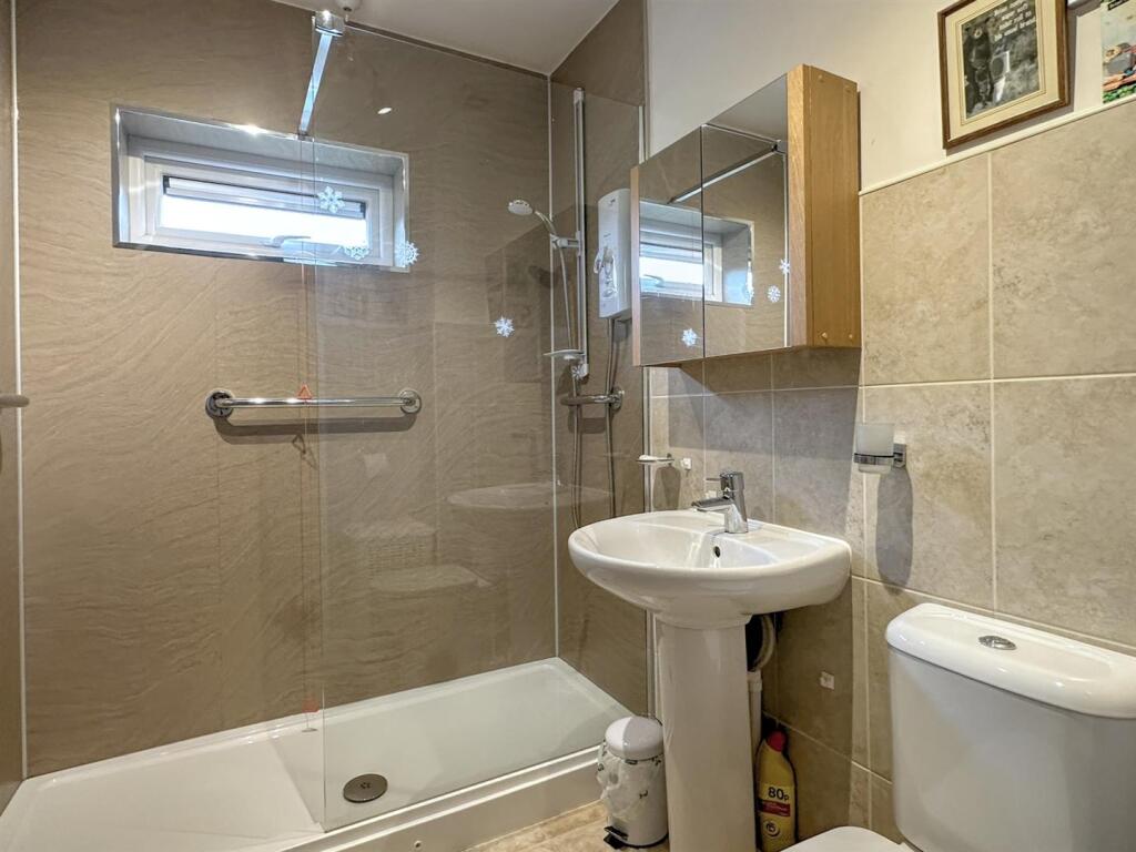 SHOWER ROOM/WC