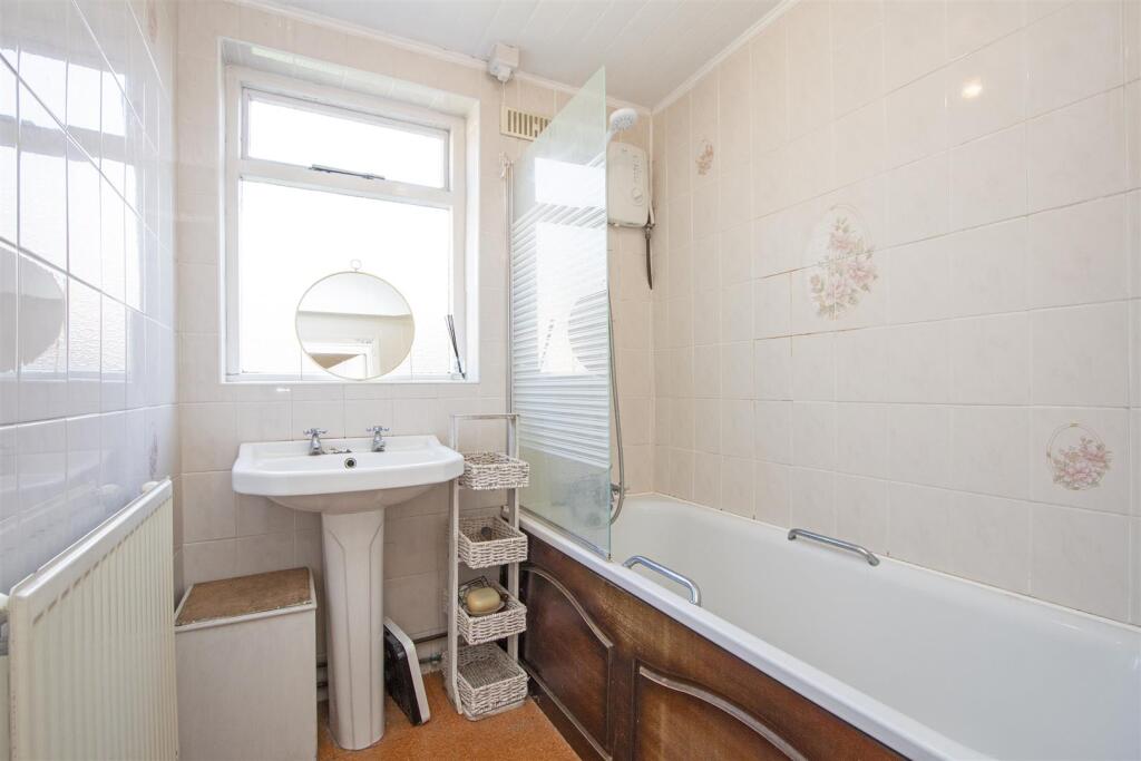 40 Chestnut Grove London SW12 8JB bathroom.jpg