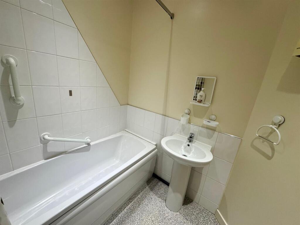 Bathroom 2b.jpg