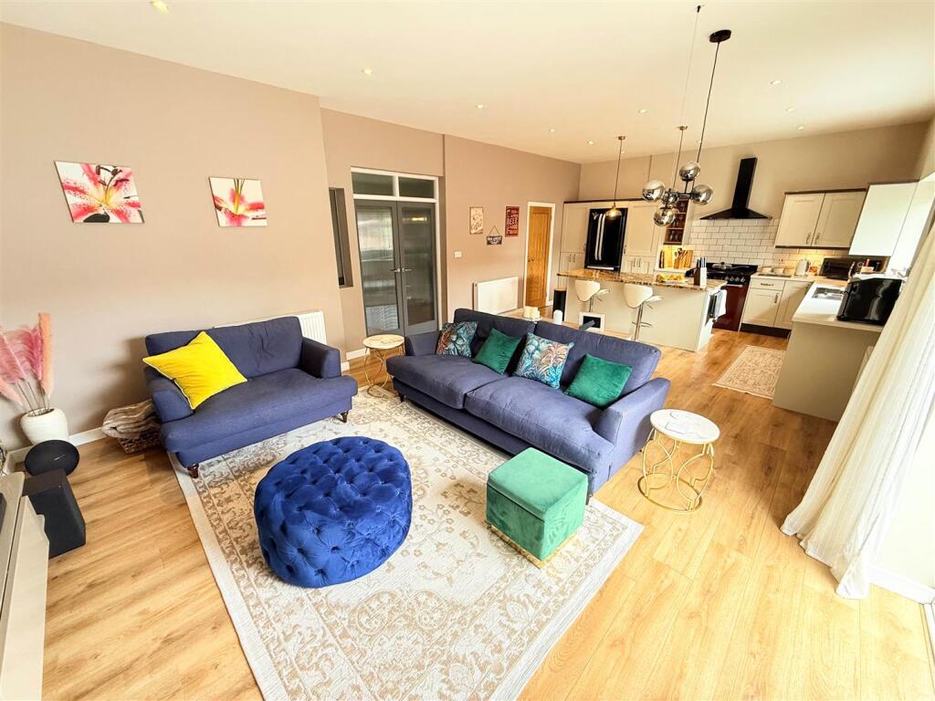 OPEN PLAN LIVING/DINING KITCHEN