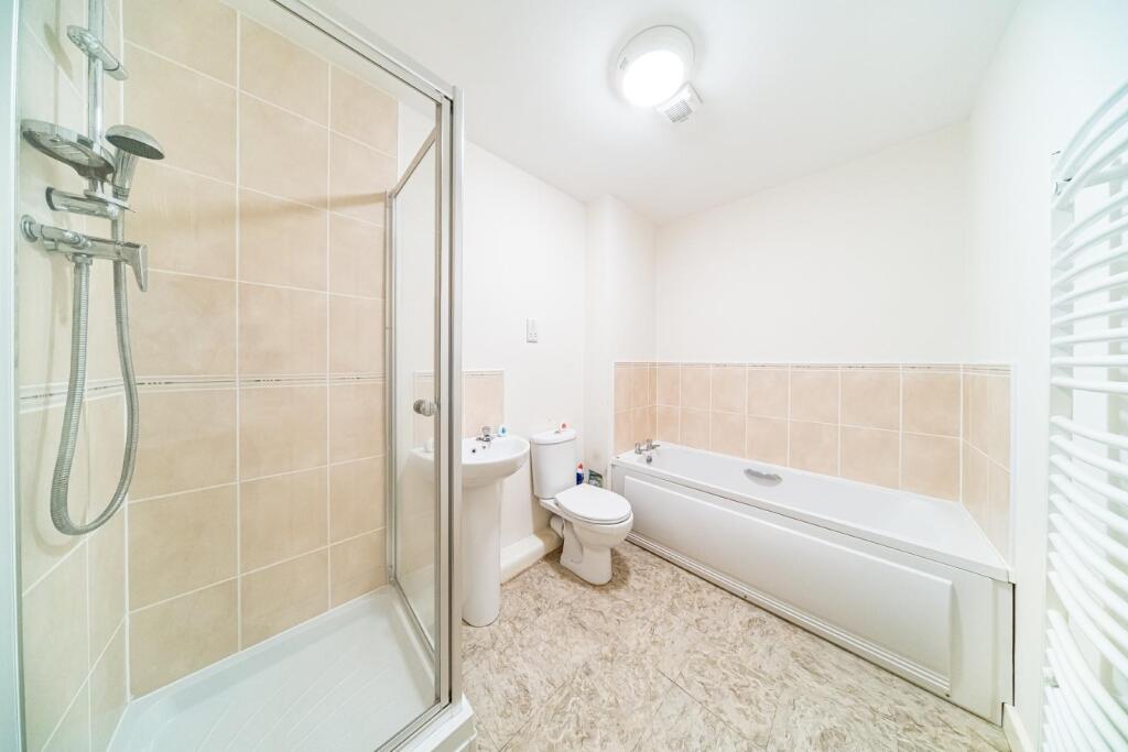 Bridgefield Court bathroom 2.jpg