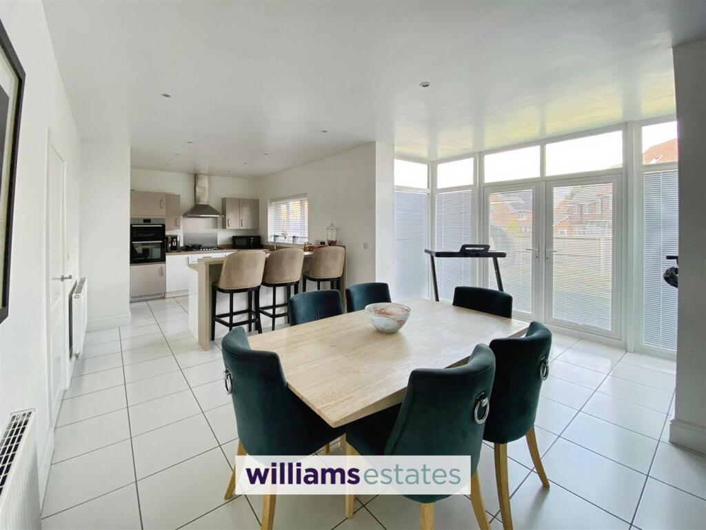 Kitchen/Dining Area