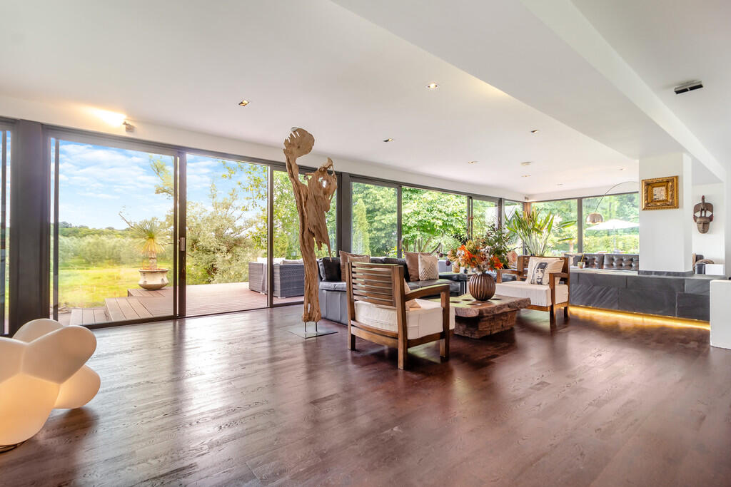 8605532-interior3...