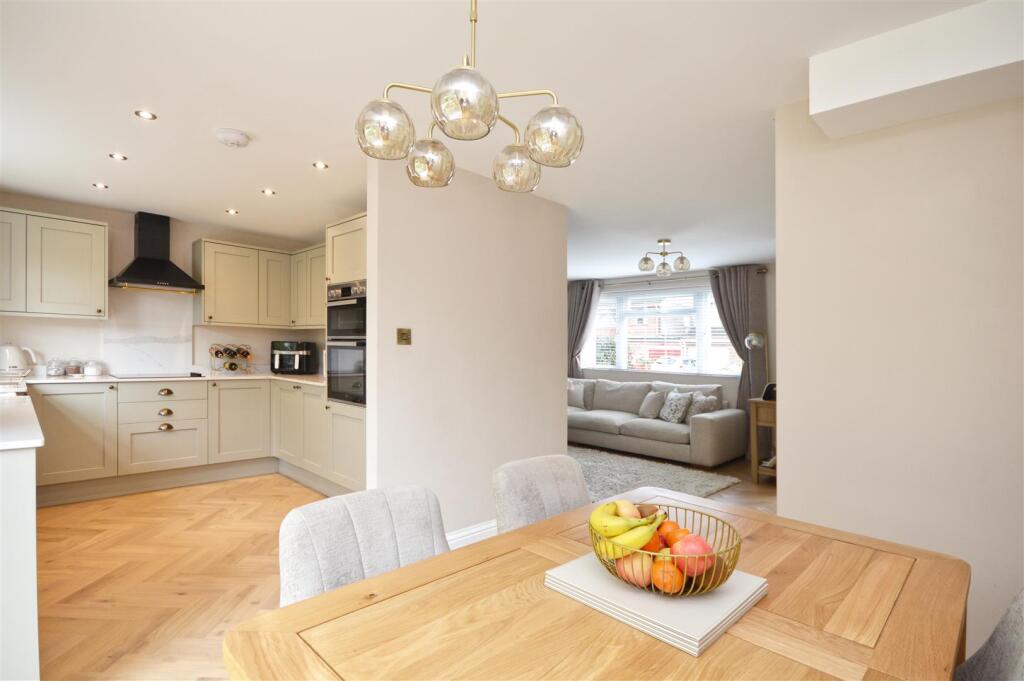 Kitchen / Dining Area