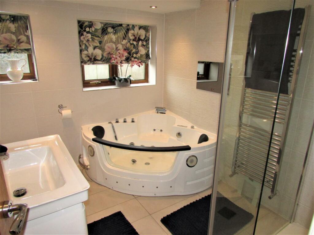 ARE324bath1.JPG