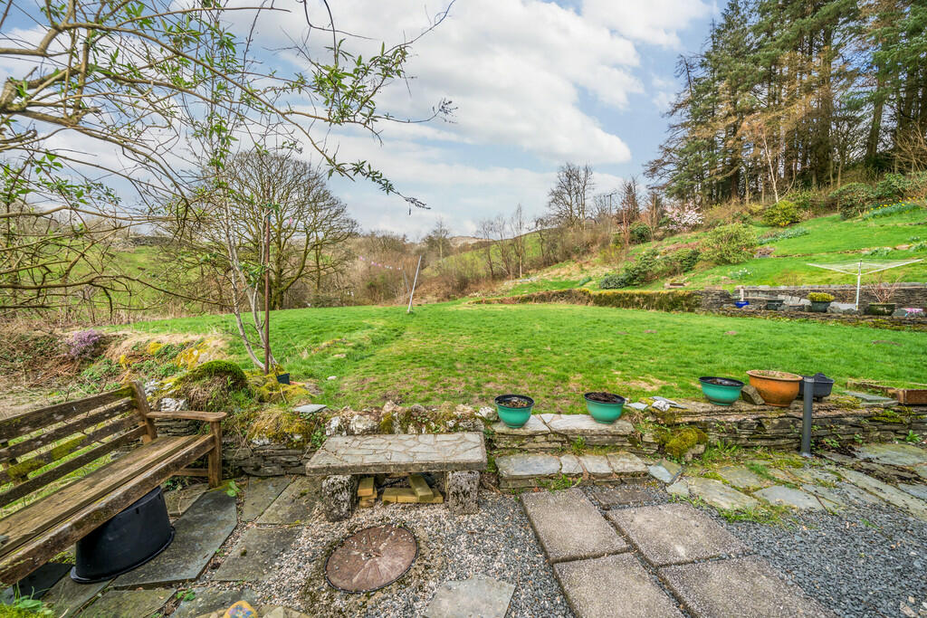 Patio area and ga...