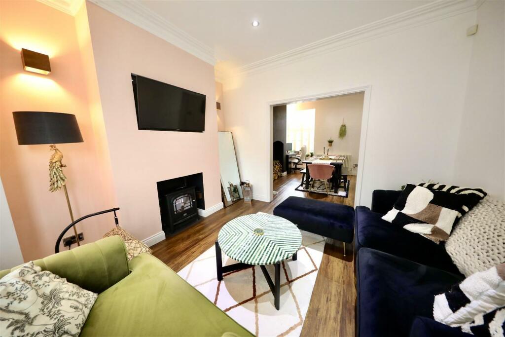 142 Wharncliffe - Louge 2.jpg