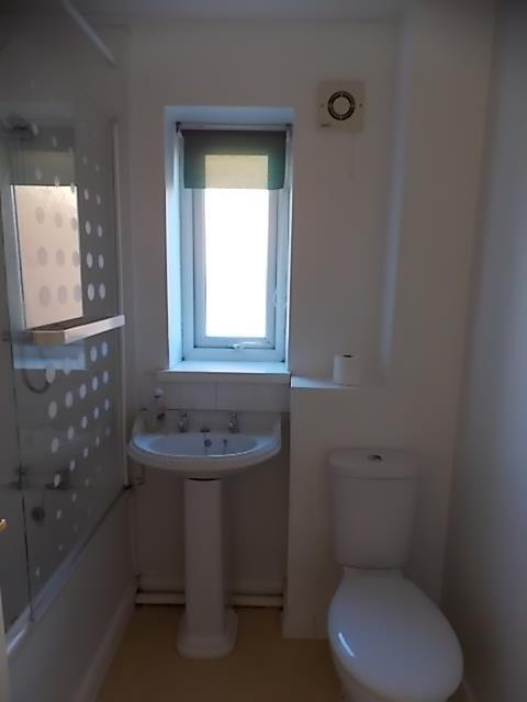 9 Manor bathroom.jpg