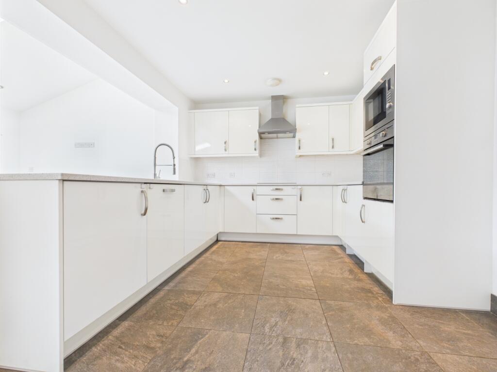 CAM03729G0-PR0113-STILL019