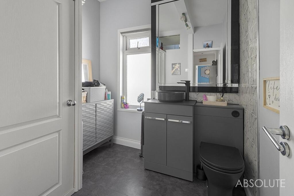 Maisonette cloakroom