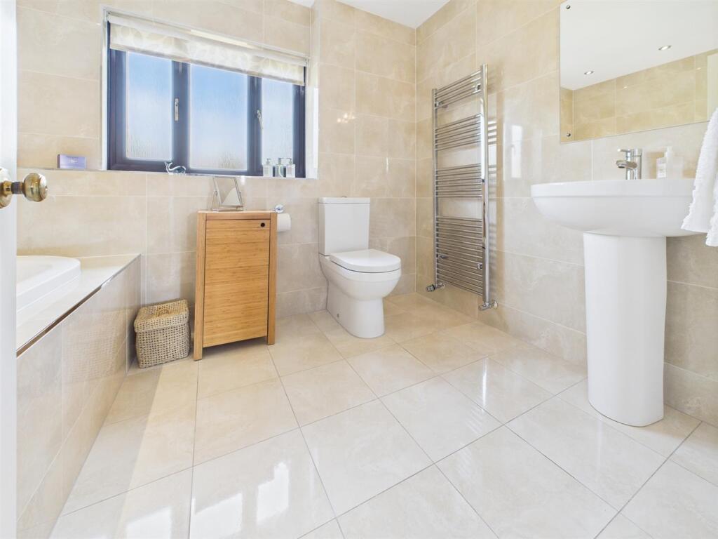 FAMILY BATHROOOM