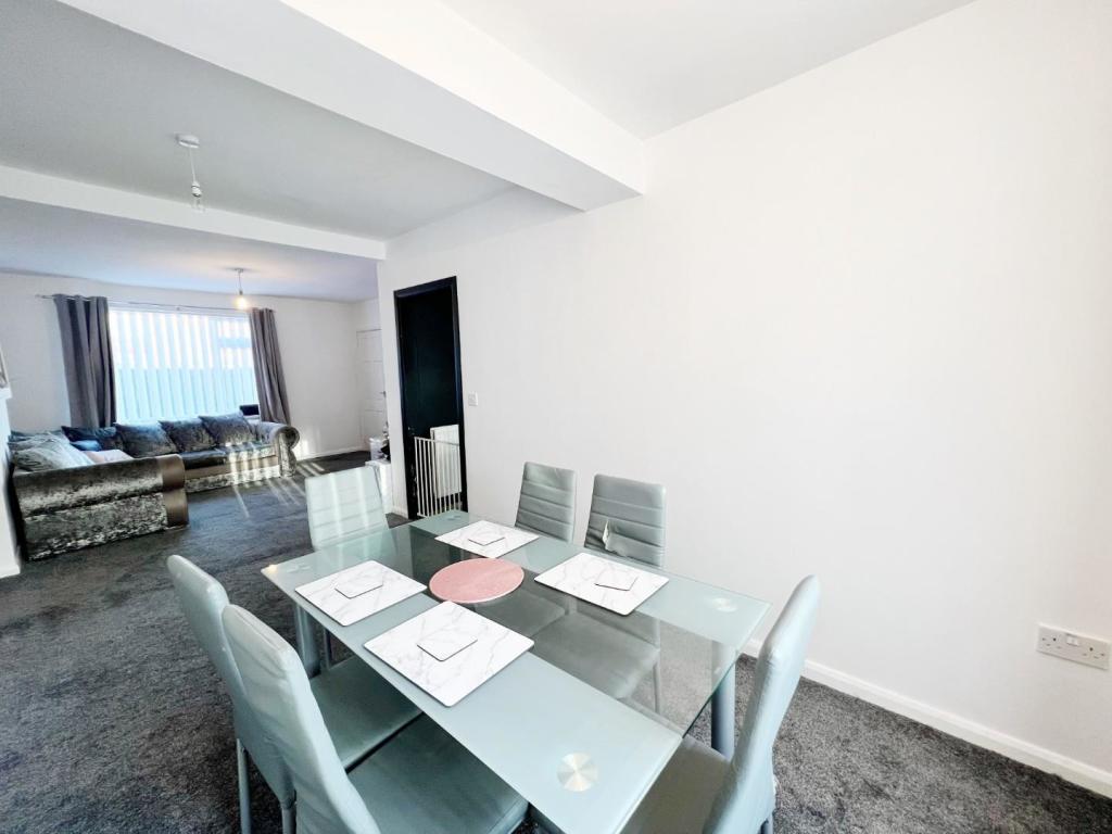 Dining Area pic 3.jpg