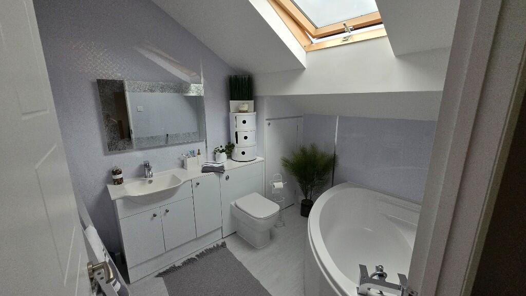 Bathroom (1st floor)