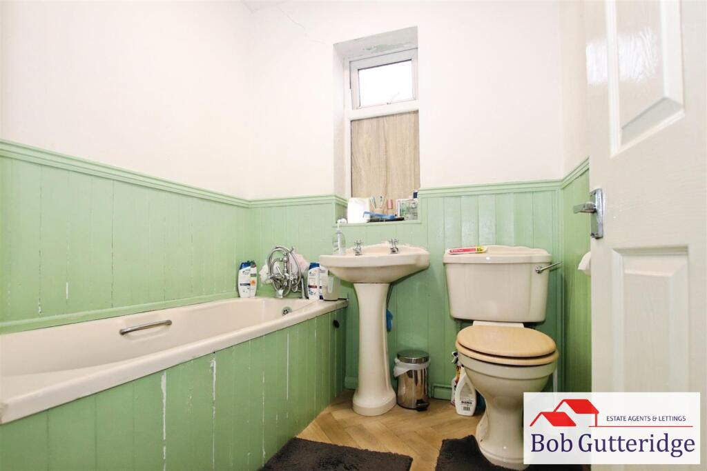 FIRST FLOOR BATHROOM