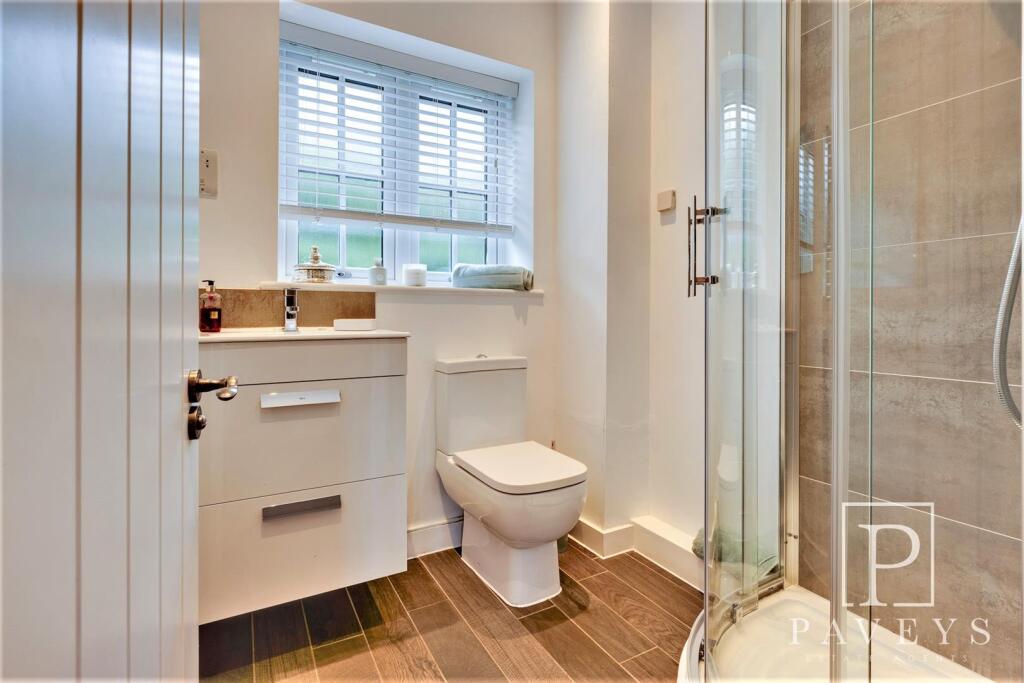 CLOAKROOM/SHOWER ROOM