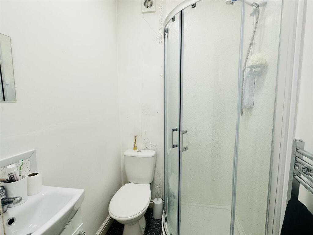 En suite to bedroom 1