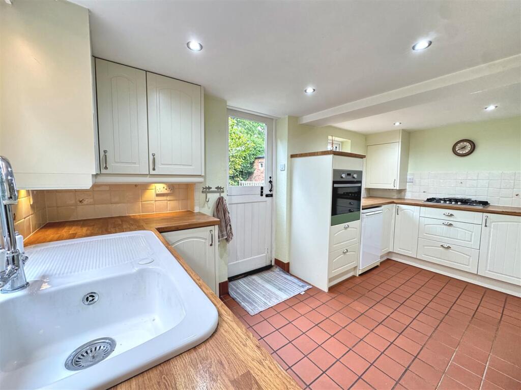 Kitchen 1.jpg
