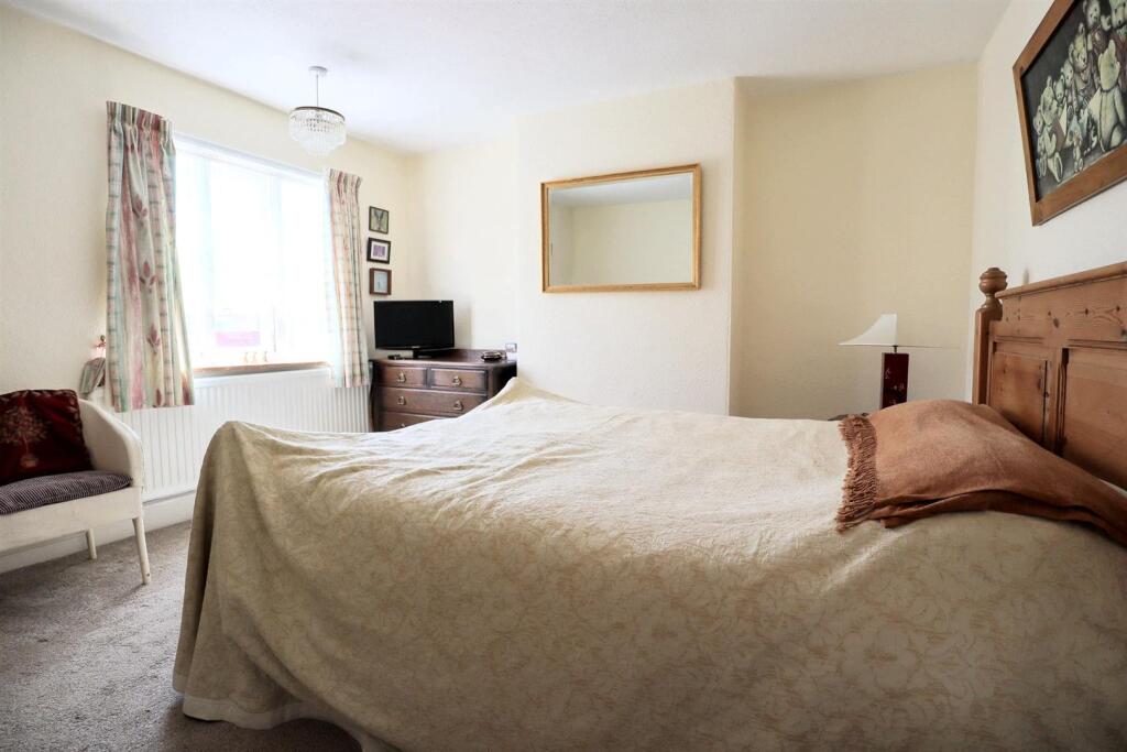 Bedroom 1 (2).jpg
