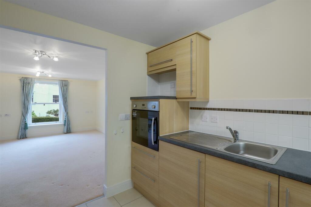 03-e895CT_MCS_Flat 46 Cartwright Court_09-2.jpg